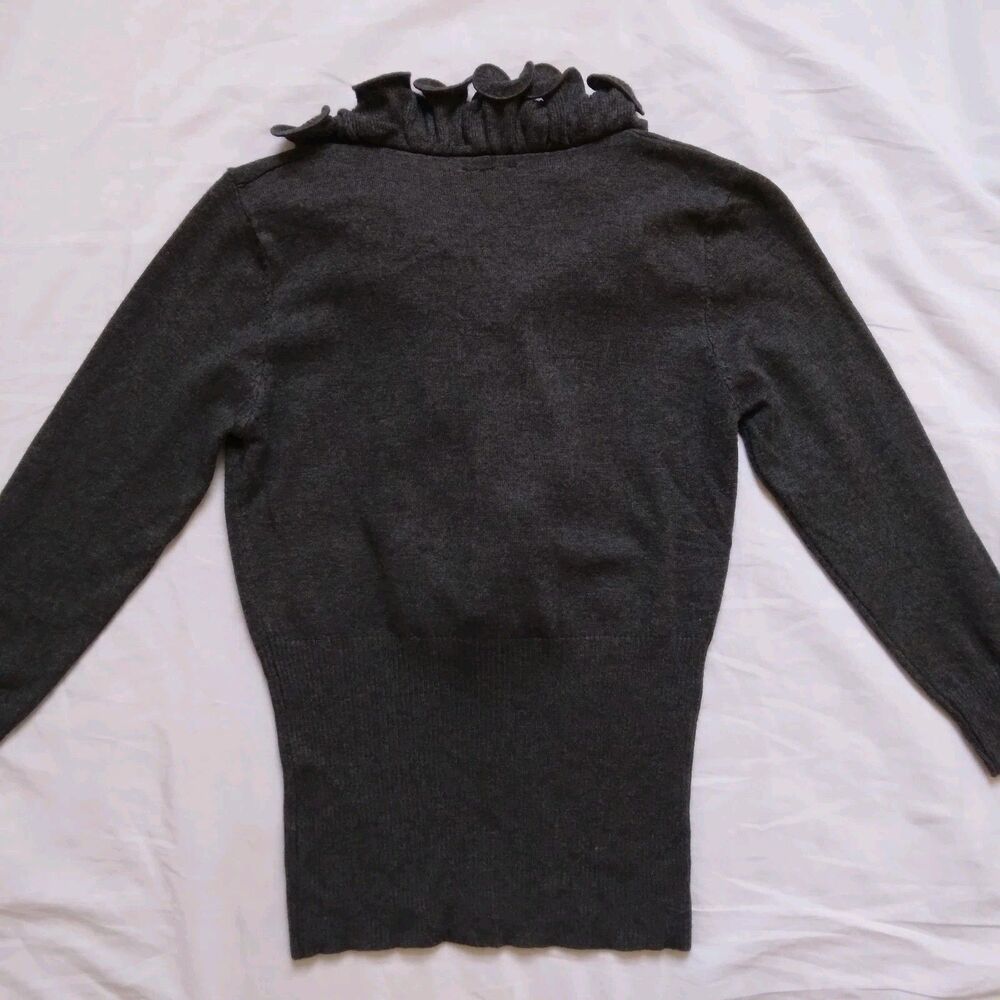 Vila Milano Ruffle Neckline Sweater Gray V Neck 3/4 Sleeve Career Womens Medium - Picture 7 of 9
